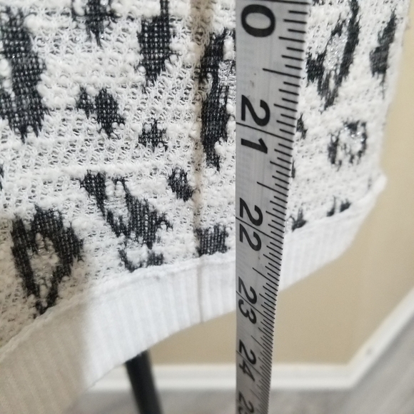 Vince Camuto animal print size Medium - Picture 6 of 8